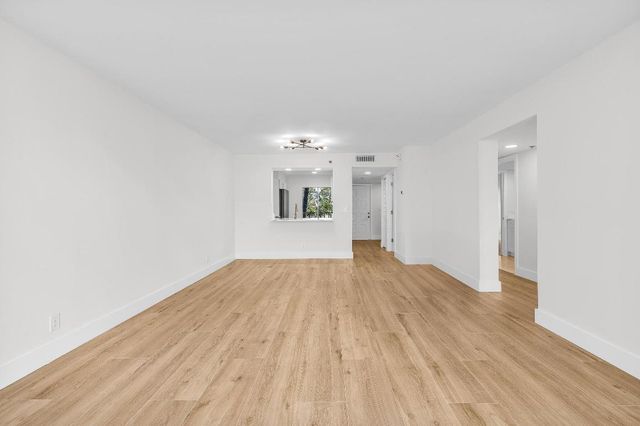 7290 Kinghurst Drive 301, Delray Beach, FL 33446