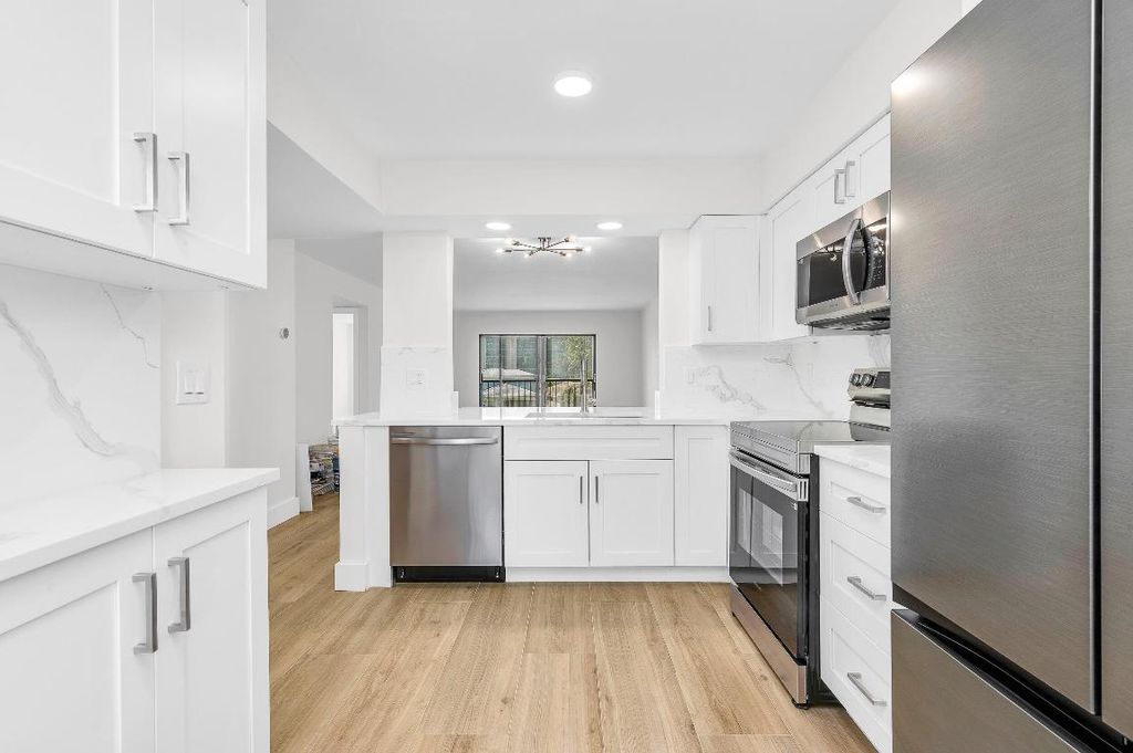 7290 Kinghurst Drive 301, Delray Beach, FL 33446