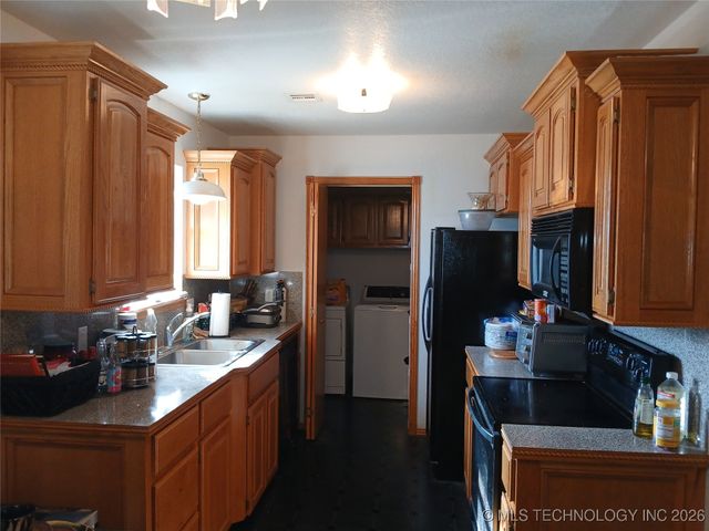 711 E Iowa Street, Whitefield, OK 74472