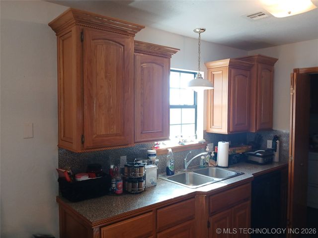 711 E Iowa Street, Whitefield, OK 74472