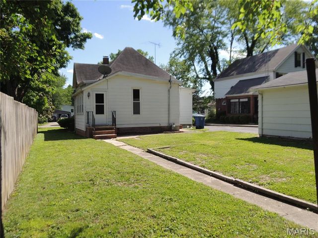 523 E College Avenue, Greenville, IL 62246