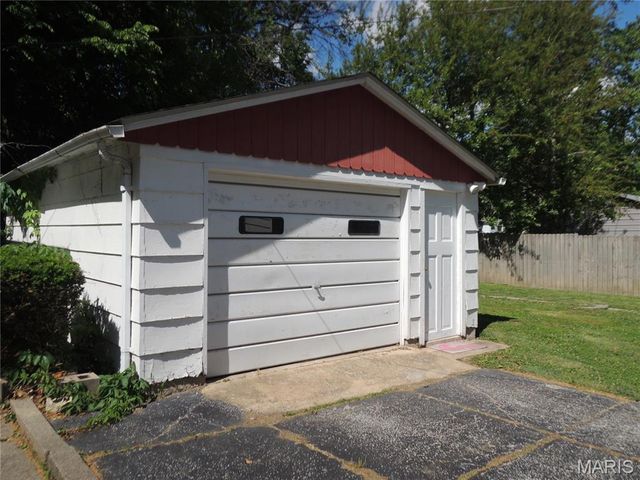 523 E College Avenue, Greenville, IL 62246