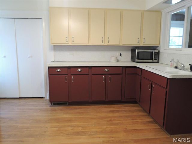 523 E College Avenue, Greenville, IL 62246