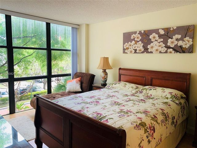 17021 N Bay Rd 318, Sunny Isles Beach, FL 33160