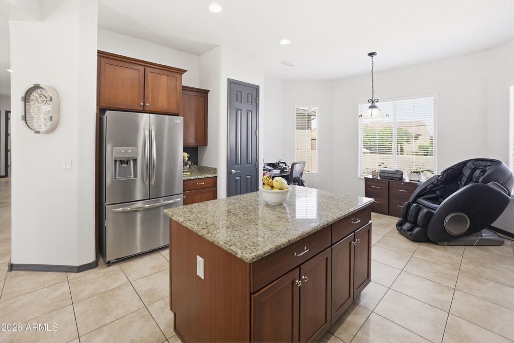 Image 10 of property listing at 26657 W MOHAWK Lane, Buckeye, AZ 85396