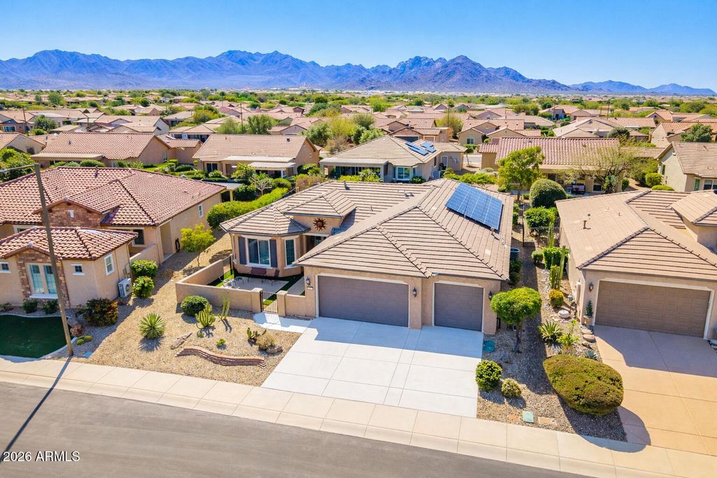 Image 2 of property listing at 26657 W MOHAWK Lane, Buckeye, AZ 85396