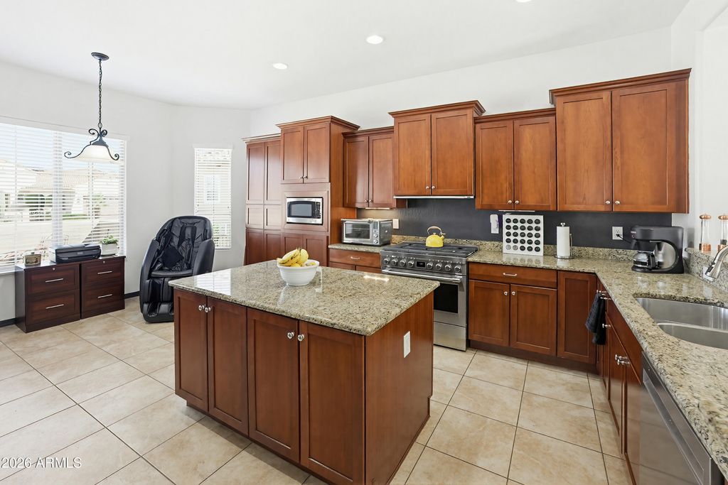 Image 6 of property listing at 26657 W MOHAWK Lane, Buckeye, AZ 85396