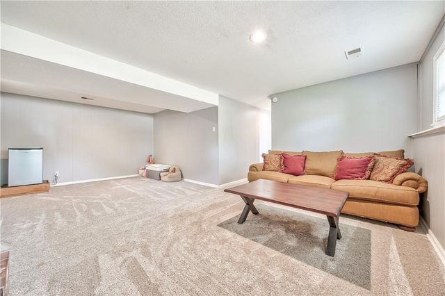 9957 Parkhill Road, Lenexa, KS 66215