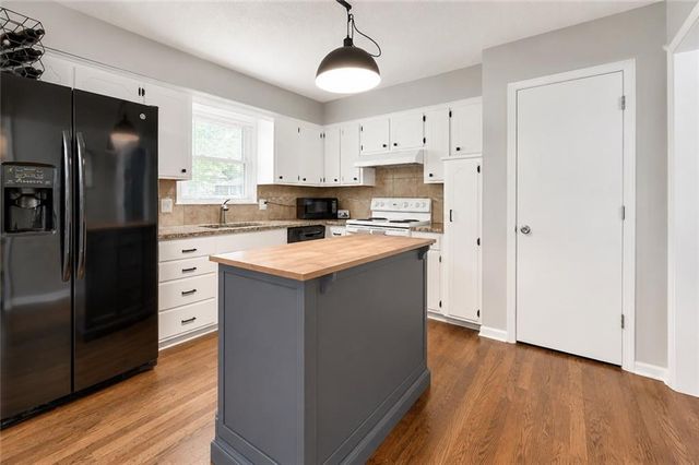 9957 Parkhill Road, Lenexa, KS 66215