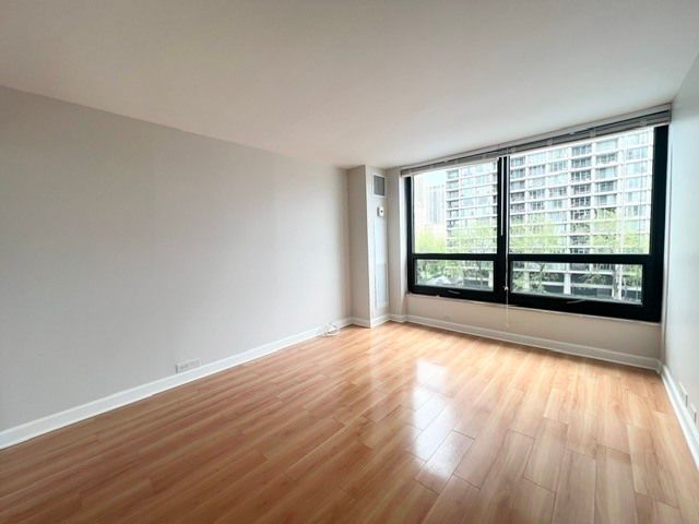 2020 N Lincoln Park West 4M, Chicago, IL 60614