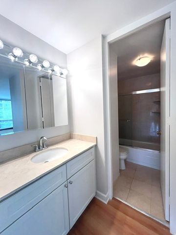 2020 N Lincoln Park West 4M, Chicago, IL 60614