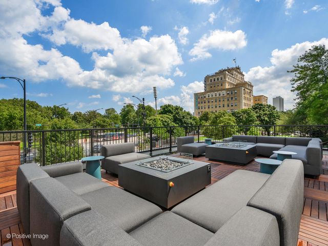 2020 N Lincoln Park West 4M, Chicago, IL 60614