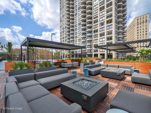 2020 N Lincoln Park West 4M, Chicago, IL 60614