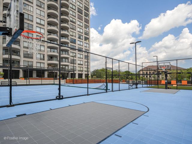 2020 N Lincoln Park West 4M, Chicago, IL 60614