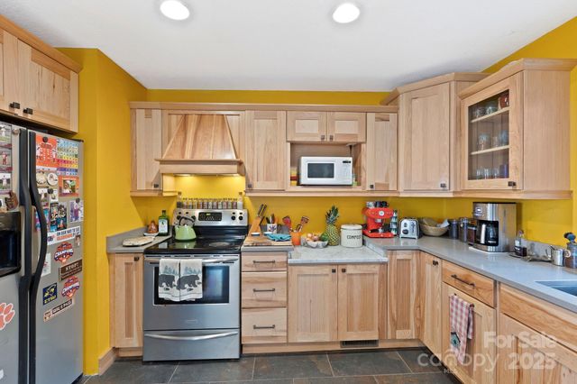 23 Hunting Lodge Drive, Black Mountain, NC 28711