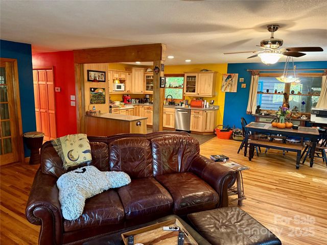 23 Hunting Lodge Drive, Black Mountain, NC 28711