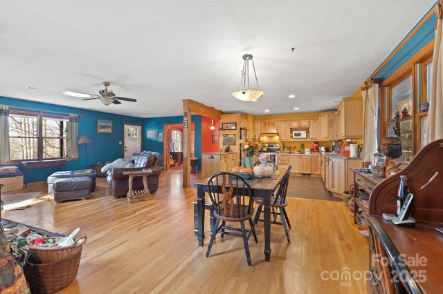 23 Hunting Lodge Drive, Black Mountain, NC 28711