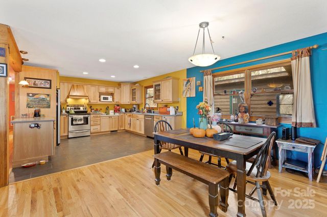 23 Hunting Lodge Drive, Black Mountain, NC 28711