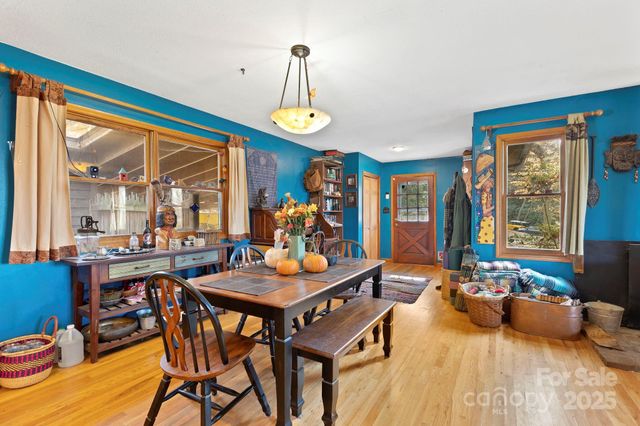 23 Hunting Lodge Drive, Black Mountain, NC 28711