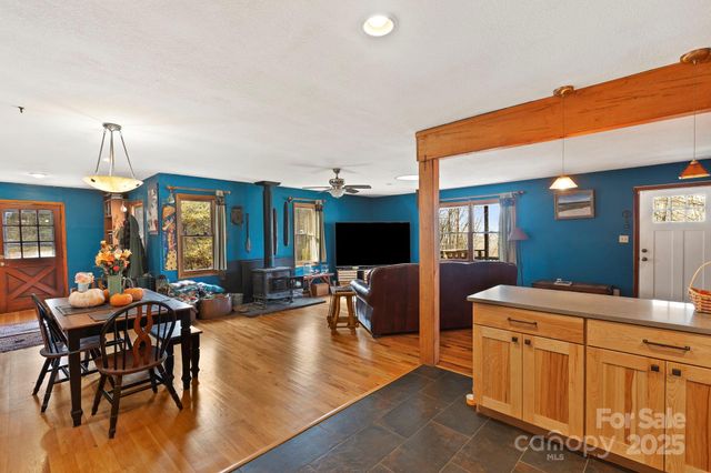 23 Hunting Lodge Drive, Black Mountain, NC 28711