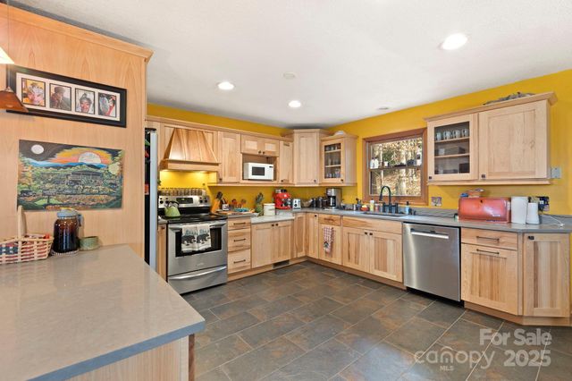 23 Hunting Lodge Drive, Black Mountain, NC 28711