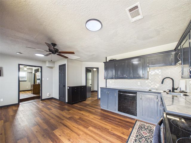 4607 Swan Street, Hitchcock, TX 77563