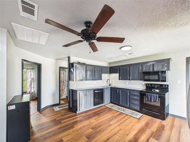 4607 Swan Street, Hitchcock, TX 77563