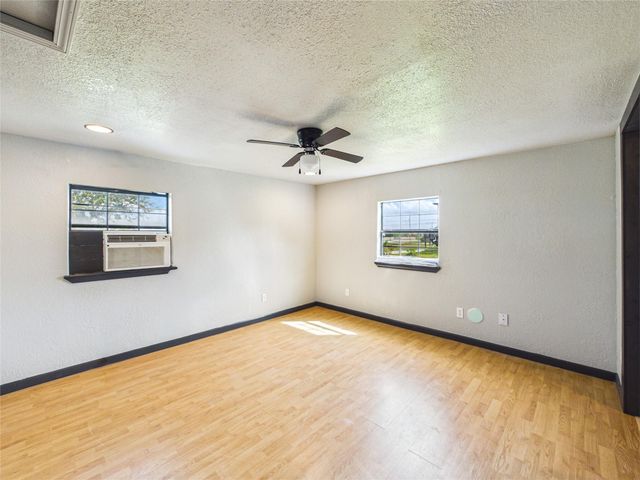 4607 Swan Street, Hitchcock, TX 77563