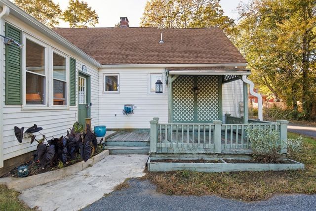 8 Crescent Road, Carver, MA 02330