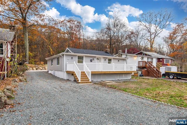 25 Setting Sun Trail, West Milford, NJ 07480
