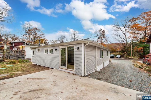 25 Setting Sun Trail, West Milford, NJ 07480