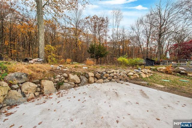 25 Setting Sun Trail, West Milford, NJ 07480