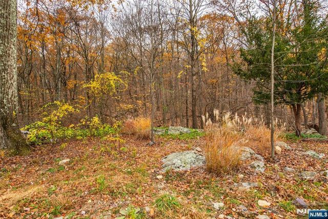 25 Setting Sun Trail, West Milford, NJ 07480