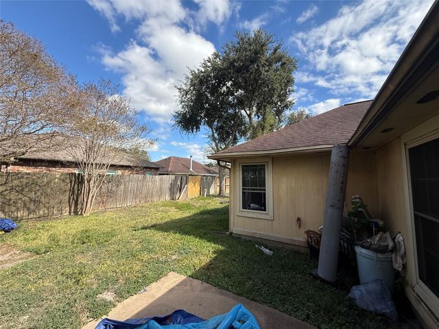 6830 Lost Thicket Drive, Houston, TX 77085