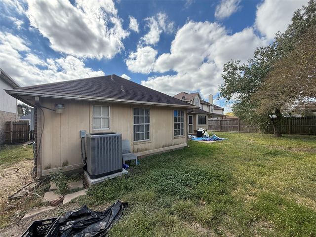 6830 Lost Thicket Drive, Houston, TX 77085