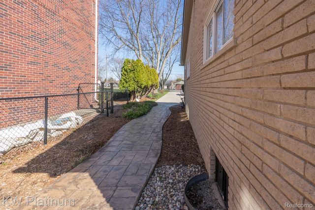 48218 Harbor Drive, Chesterfield Township, MI 48047