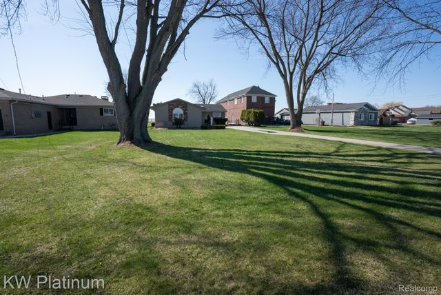 48218 Harbor Drive, Chesterfield Township, MI 48047