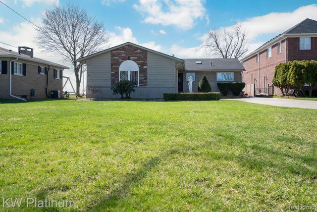 48218 Harbor Drive, Chesterfield Township, MI 48047