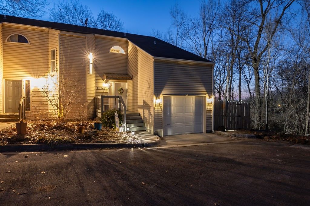 2411 N Bronze Tree Drive, Fayetteville, AR 72703