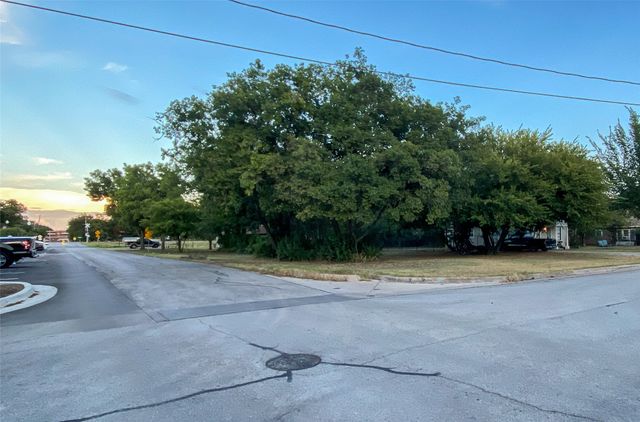 225 S Wilson Street, Burleson, TX 76028