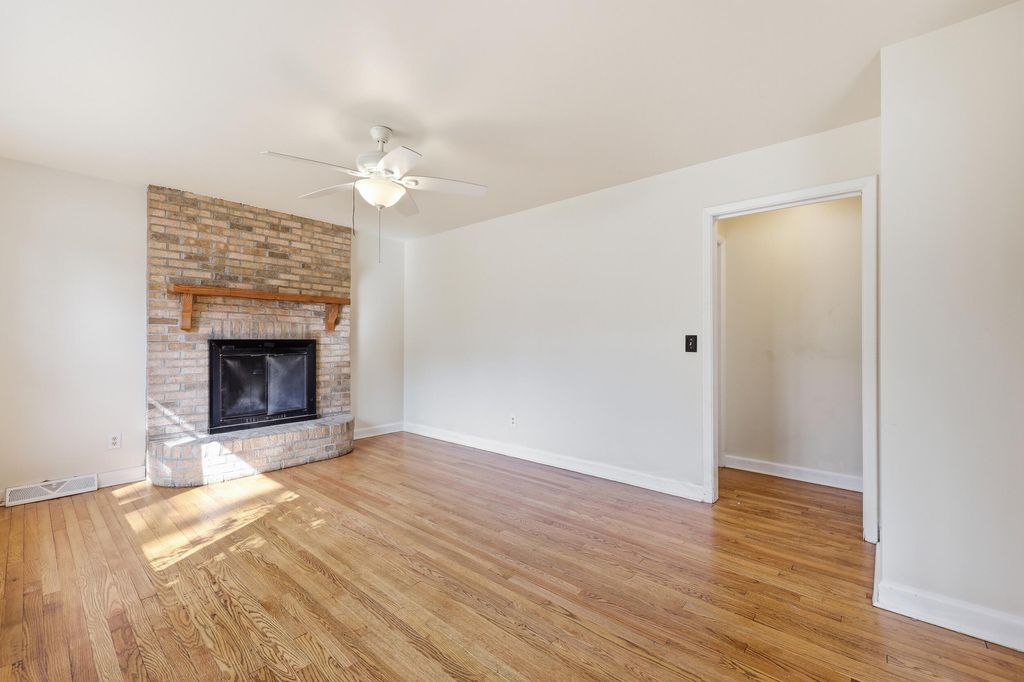 Image 10 of property listing at 4126 Oakridge Drive, North Charleston, SC 29418