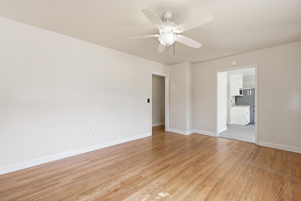 Image 11 of property listing at 4126 Oakridge Drive, North Charleston, SC 29418