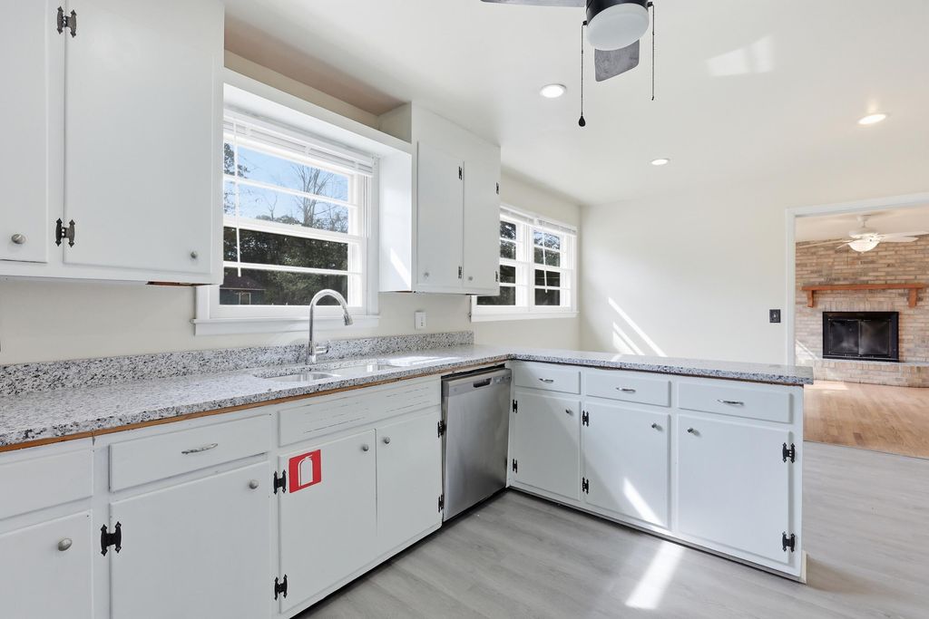 Image 13 of property listing at 4126 Oakridge Drive, North Charleston, SC 29418