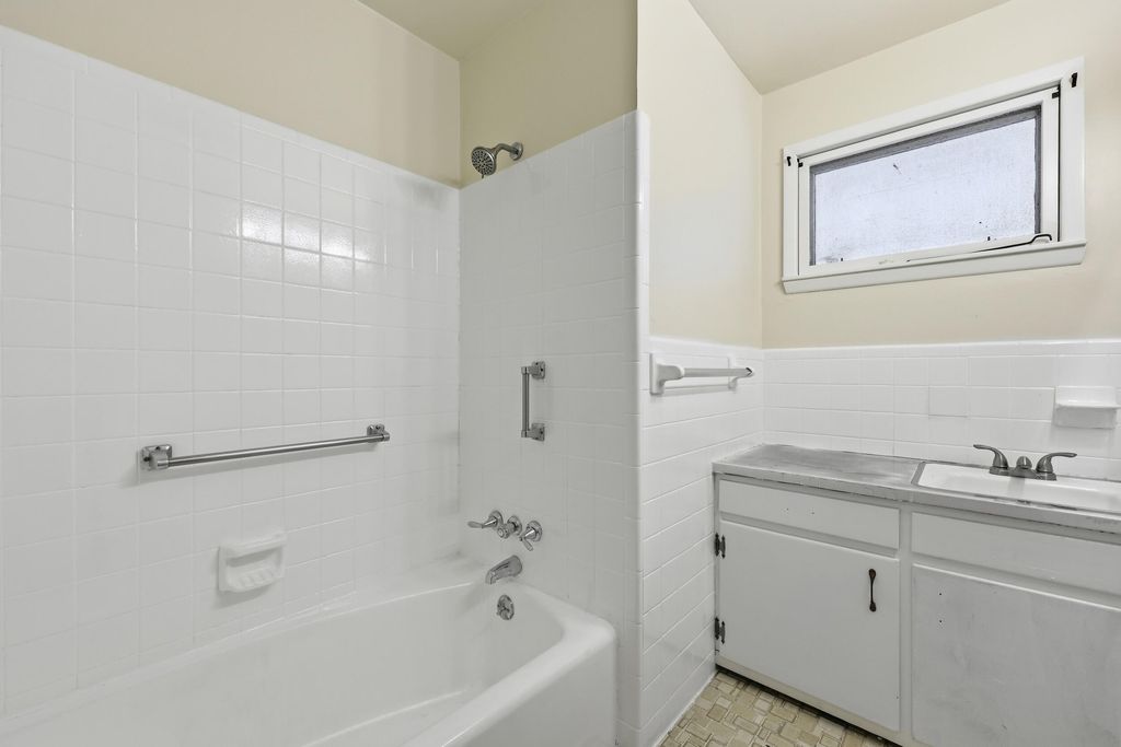 Image 20 of property listing at 4126 Oakridge Drive, North Charleston, SC 29418