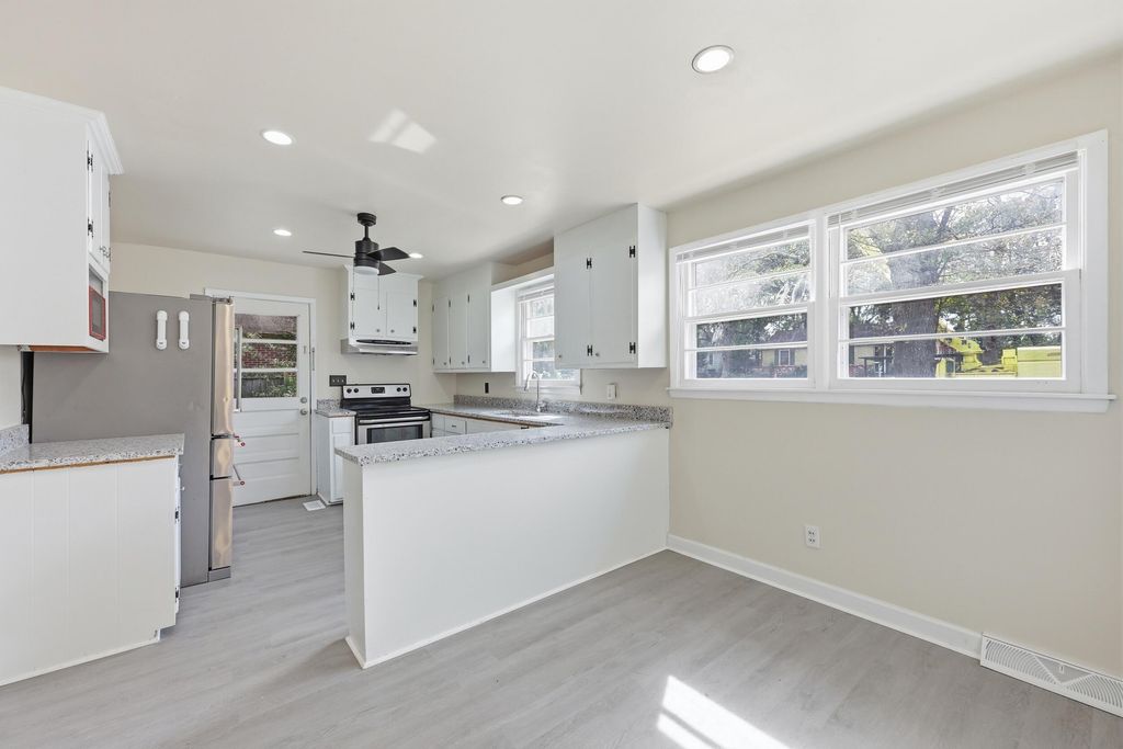 Image 3 of property listing at 4126 Oakridge Drive, North Charleston, SC 29418