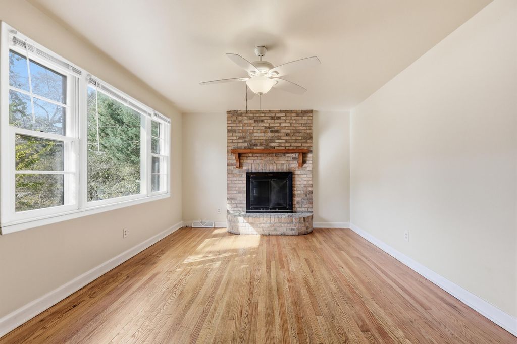 Image 6 of property listing at 4126 Oakridge Drive, North Charleston, SC 29418