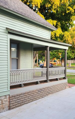 1006 W Walnut Street, Springfield, MO 65806