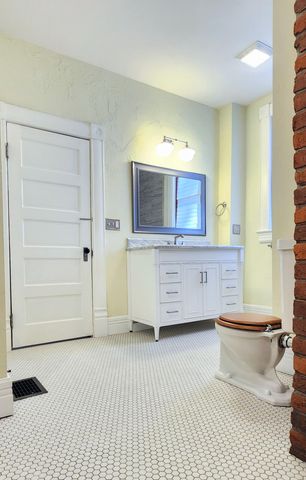 1006 W Walnut Street, Springfield, MO 65806