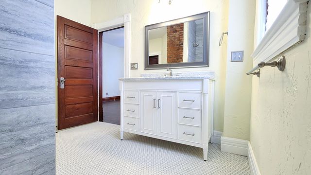 1006 W Walnut Street, Springfield, MO 65806