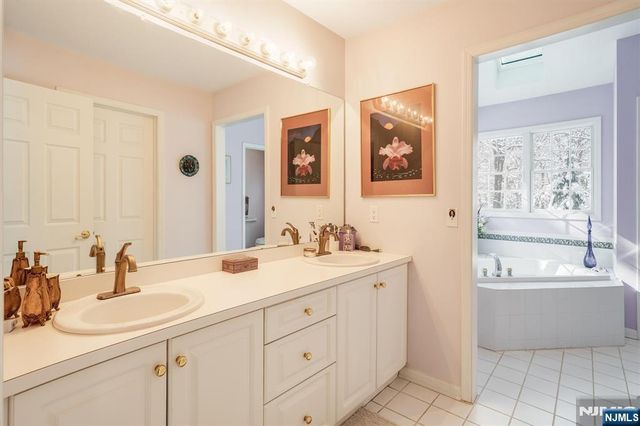 15 Paradise Place C0008, Roseland, NJ 07068